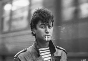 bashung_fume_une_cigarette